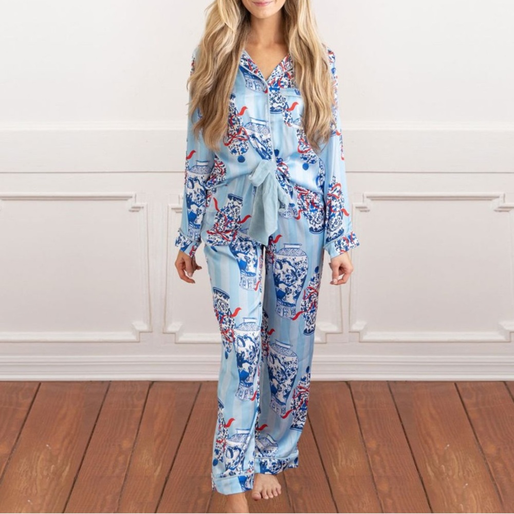 8 Oak‎ Lane Blue and Red Ginger Jar Print  Ladies Pajamas Set. Size XS/S. NWOT.